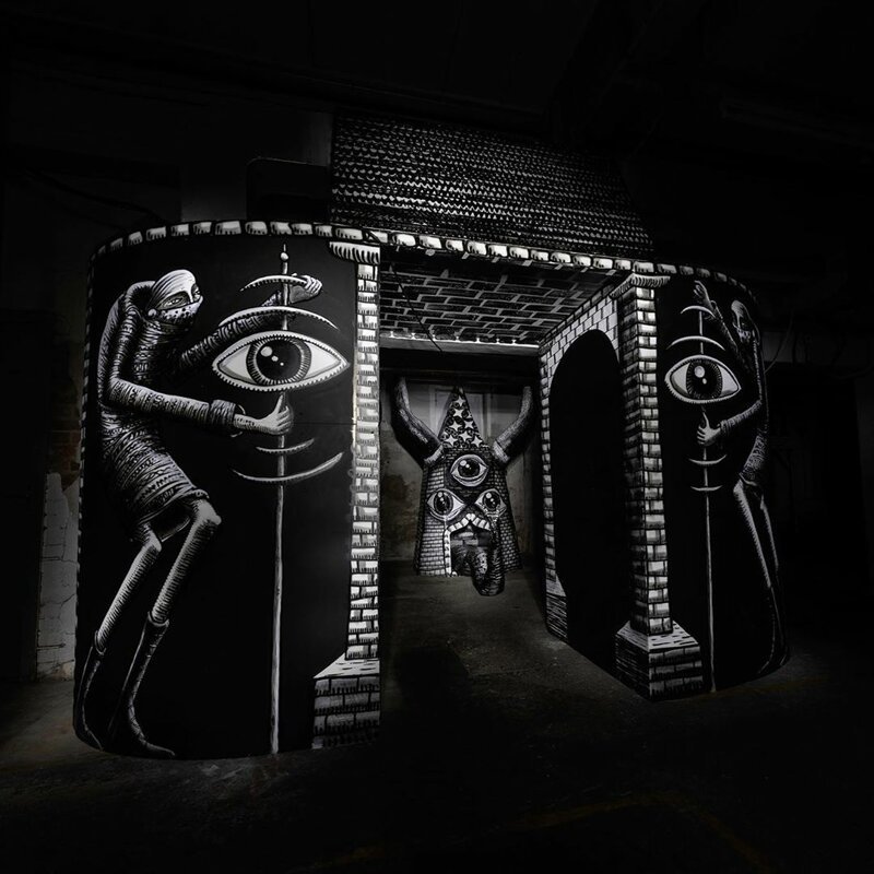 Уличный художник создал мавзолей гигантов