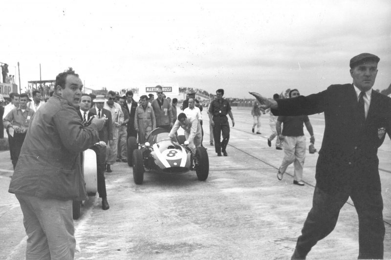 Гран При США ’59. Джек Брэбэм толкает свой Cooper T51 к финишу и первому чемпионскому титулу.