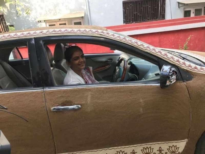 В Индии женщина покрыла свой автомобиль коровьим навозом и больше не пользуется кондиционером