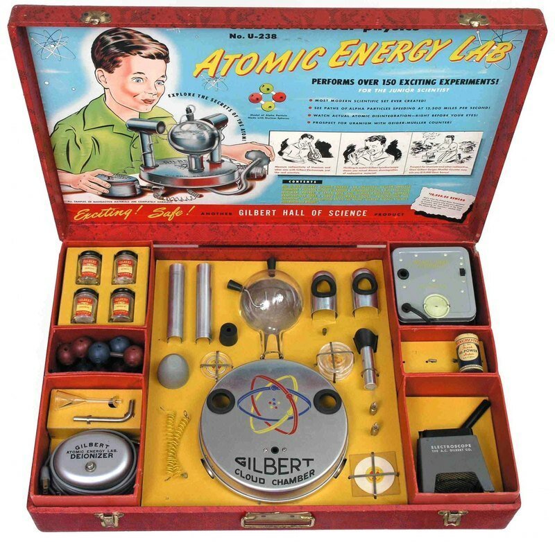 В 50-х годах в США можно было купить «набор юного учёного», в который, в числе прочего, входили образцы радиоактивных элементов.