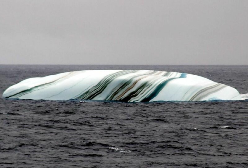 14. Многие думают, что айсберги одноцветные. Однако во время таяния ледяных шапок, они придают айсбергам разные оттенки (коричневые, зеленые, желтые), из-за чего они становятся даже полосатыми