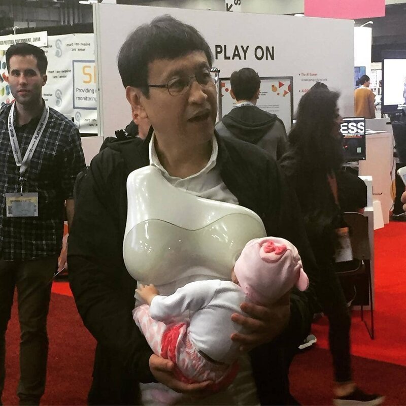 9. Японская компания изобрела грудь для отцов, чтобы они могли кормить новорожденных