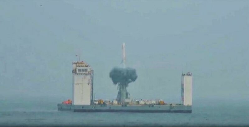 Китай впервые запустил ракету в космос с морской платформы