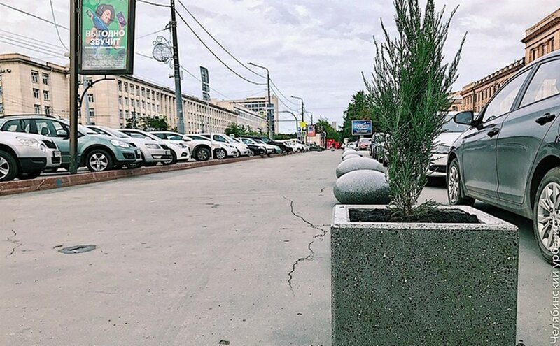 Челябинские активисты огородили тротуар для пешеходов на парковке