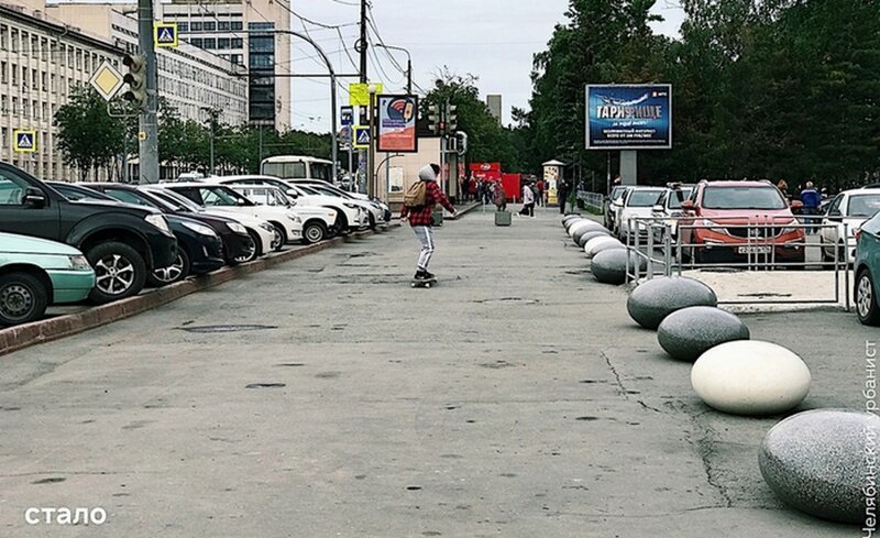 Челябинские активисты огородили тротуар для пешеходов на парковке