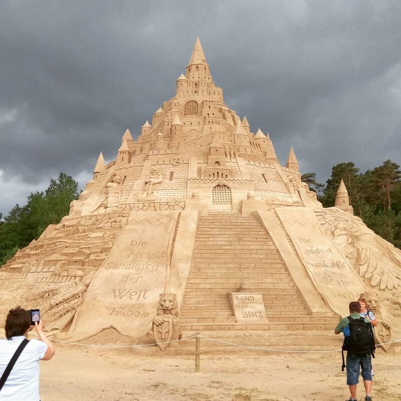В Германии построили самый высокий в мире замок из песка