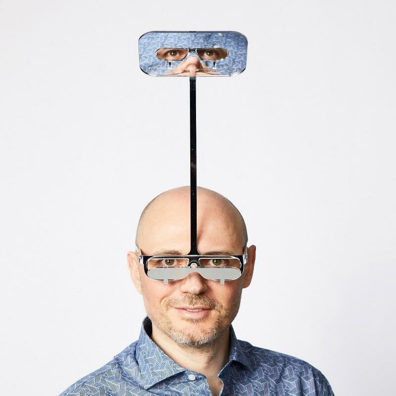 Парень изобрел очки-перископ, помогающие видеть через высоких людей на концертах