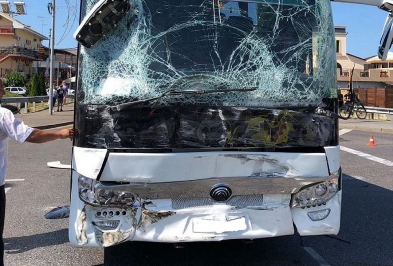 Авария дня. Момент столкновения двух туристических автобусов в Сочи