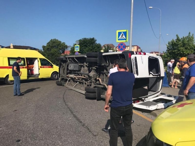 Авария дня. Момент столкновения двух туристических автобусов в Сочи