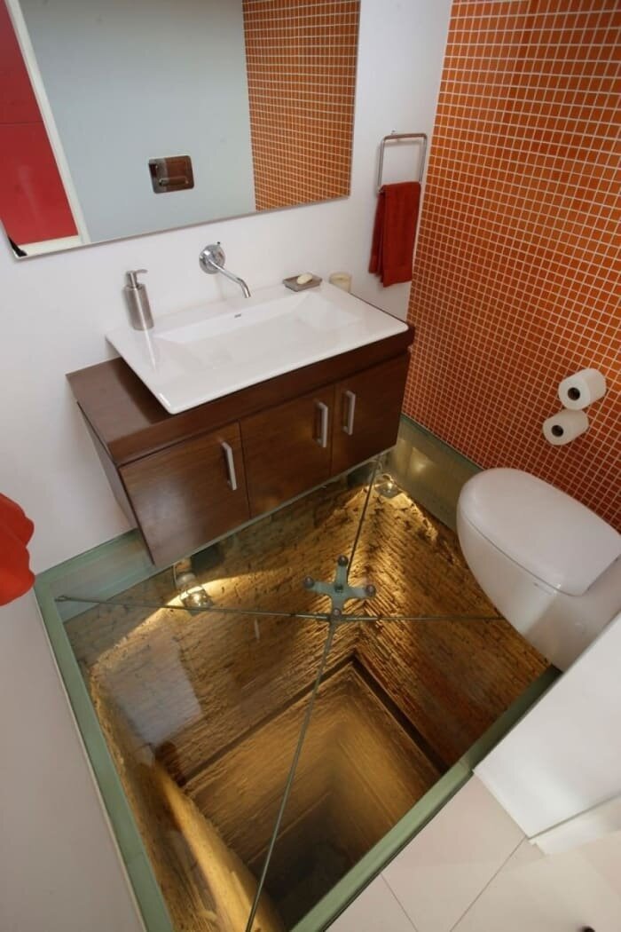3. Туалет со стеклянным полом над шахтой лифта
