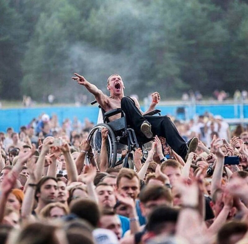 7. Фанаты увидели в толпе инвалида и подняли его, чтобы он мог видеть концерт. Как много человеческого в этом кадре!