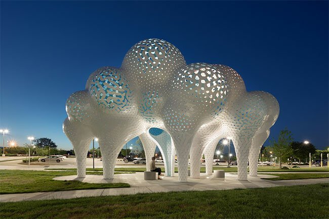 "Столпы мечтаний": скульптура-облако, составленная из 3000 деталей