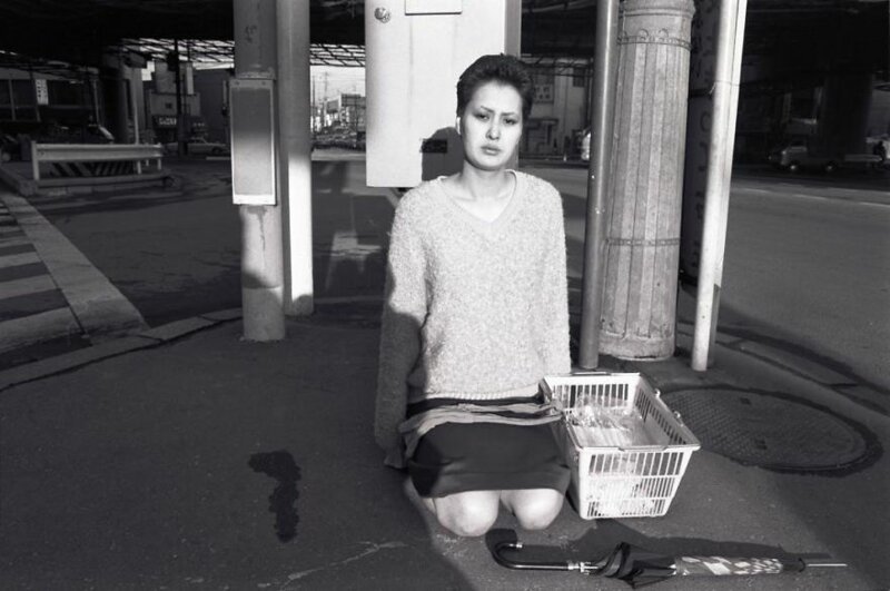 11. Женщина на коленях на улице, 1980 г.