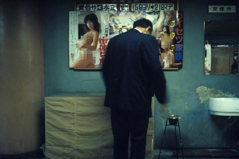 29. Мужчина в фойе кинотеатра, 1982 г.