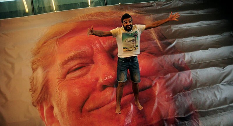 Посетители галереи получили шанс прыгнуть Трампу на лицо