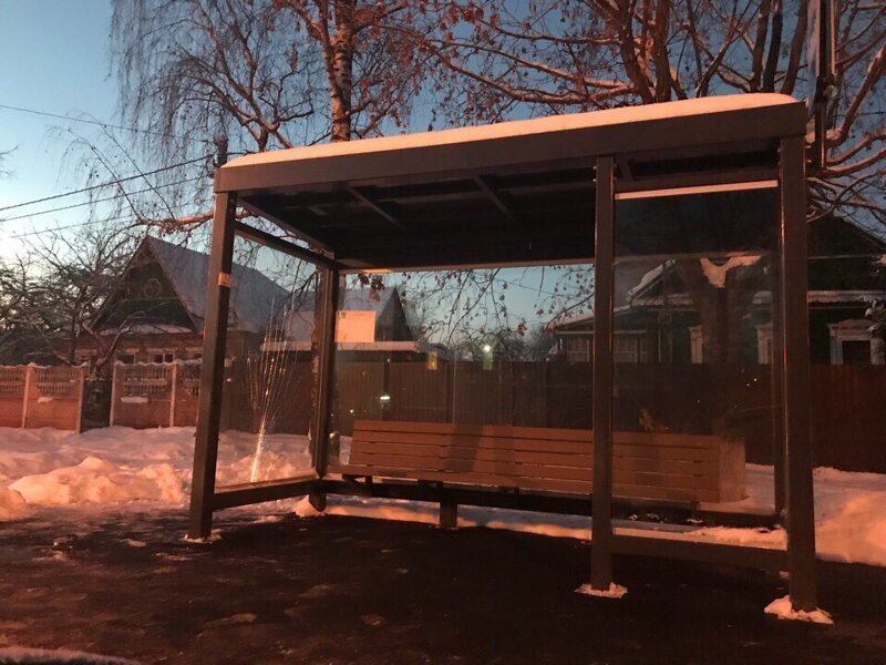 Подмосковным чиновникам нужно 9 месяцев на замену разбитого стекла автобусной остановки