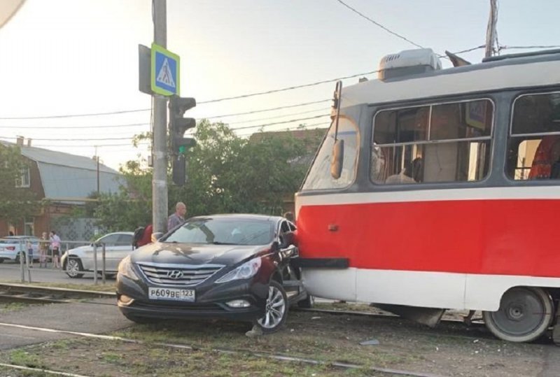 Даже не пыталась тормозить: в Краснодаре трамвай протаранил два автомобиля
