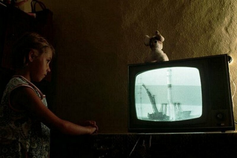 Девочка смотрит по ТВ запуск космического корабля «Союз-19» в 1975 году. 