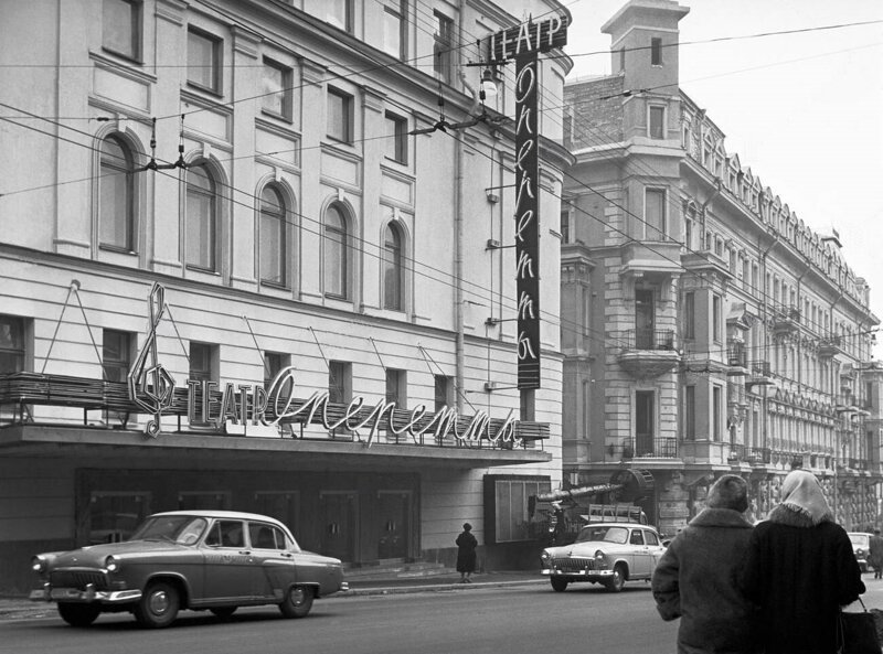 Театр оперетты. Фото В Кошевого 1962 год. Реклама газосветная красивая.