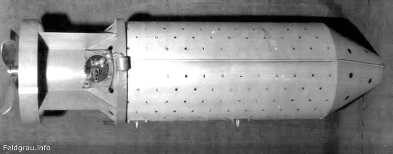 В бомбе-летучая мышь в самораспаковывающемся контейнере находится 40 летучих мышей с таймером и зарядом напалма. 