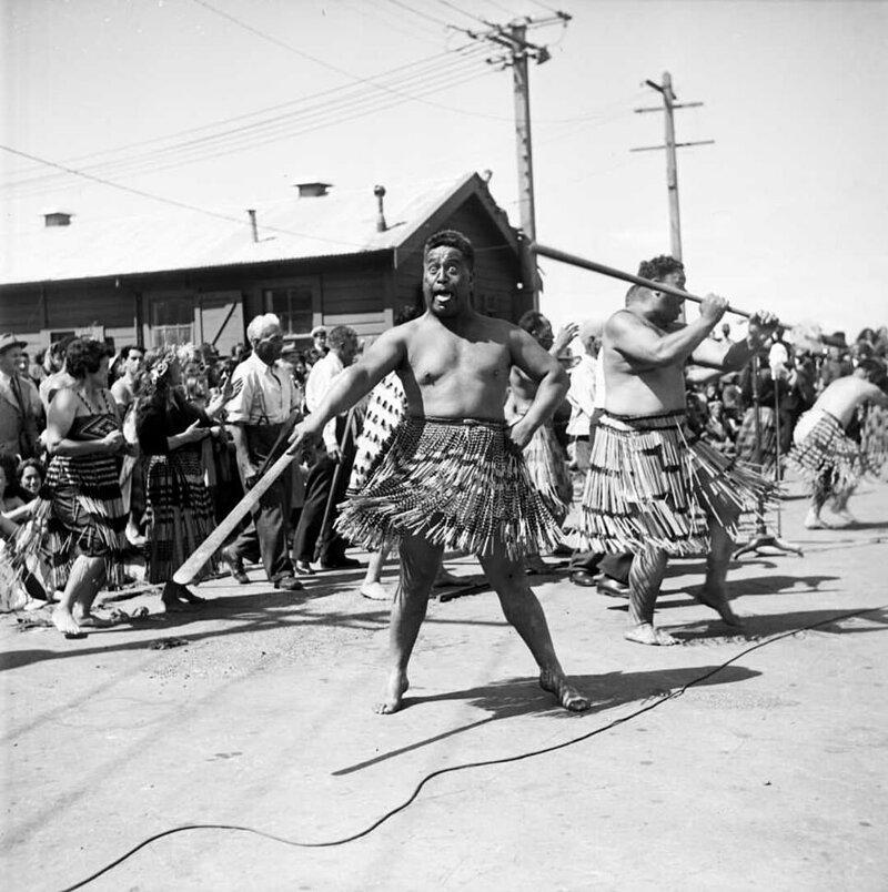 Как солдаты-маори танцевали перед британским королем