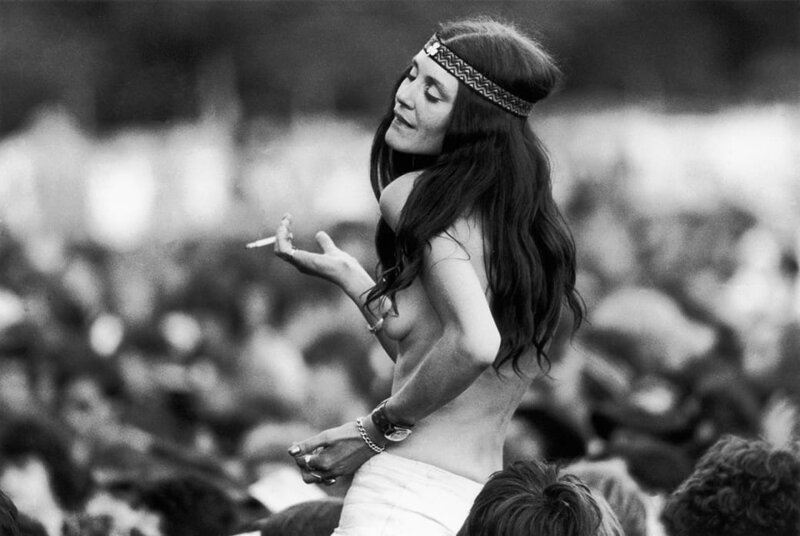 Женщина танцует под музыку Led Zeppelin на фестивале Небуорт, Великобритания, 1979 год. Фото: Evening Standard / Getty Images.