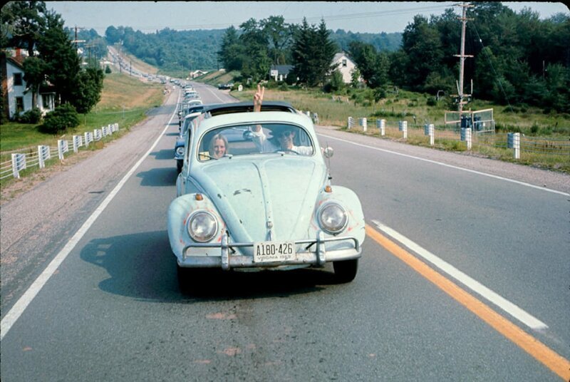 Пара едет на Вудсток на машине Volkswagen Beetle, 1969 год. Фото: Ralph Ackerman / Getty Images.