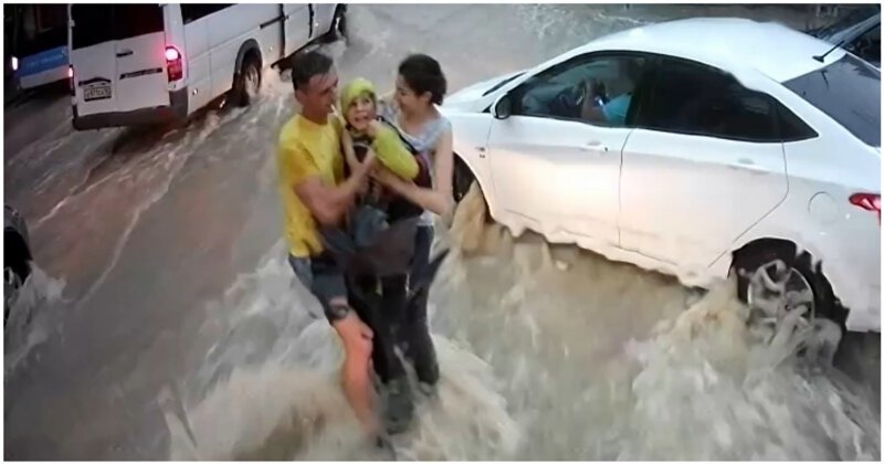 Момент спасения унесенного потоком воды мальчика в Севастополе попал на видео