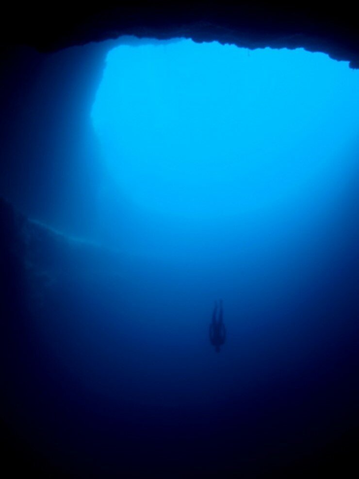Самое глубокое место. Дно океана Марианская впадина. Бездна Марианская впадина. Голубая дыра Дина дно. Морские глубины Марианской впадины.