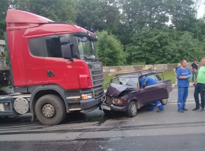 В Ленинградской области пьяный водитель врезался в грузовик
