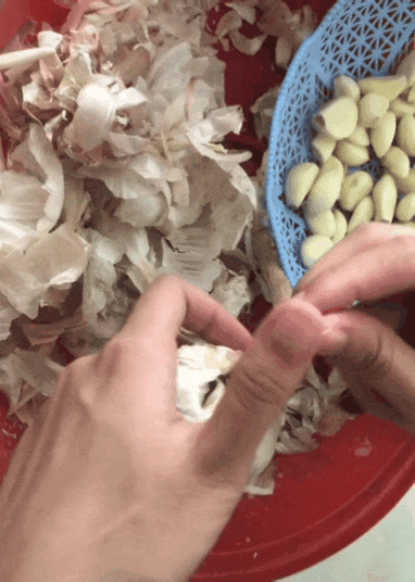 Как правильно чистить чеснок