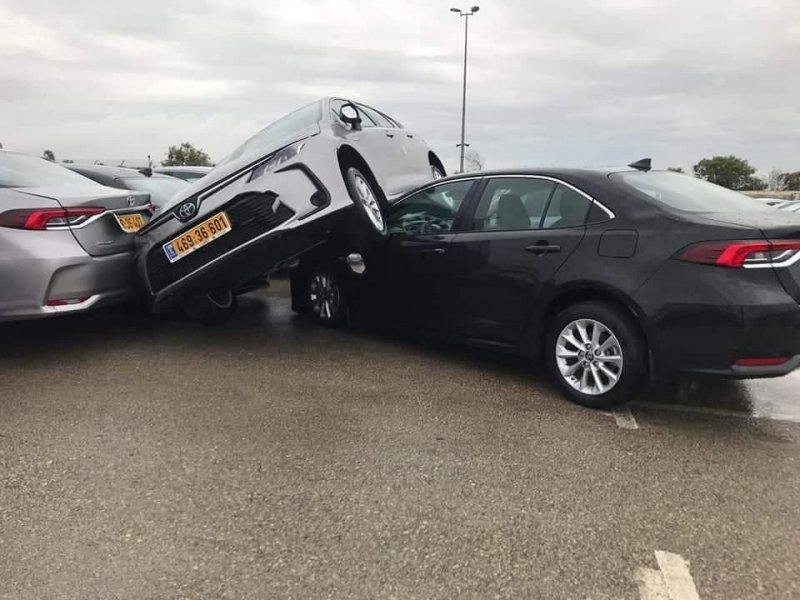 Торнадо в Израиле поднял в воздух новые машины на парковке