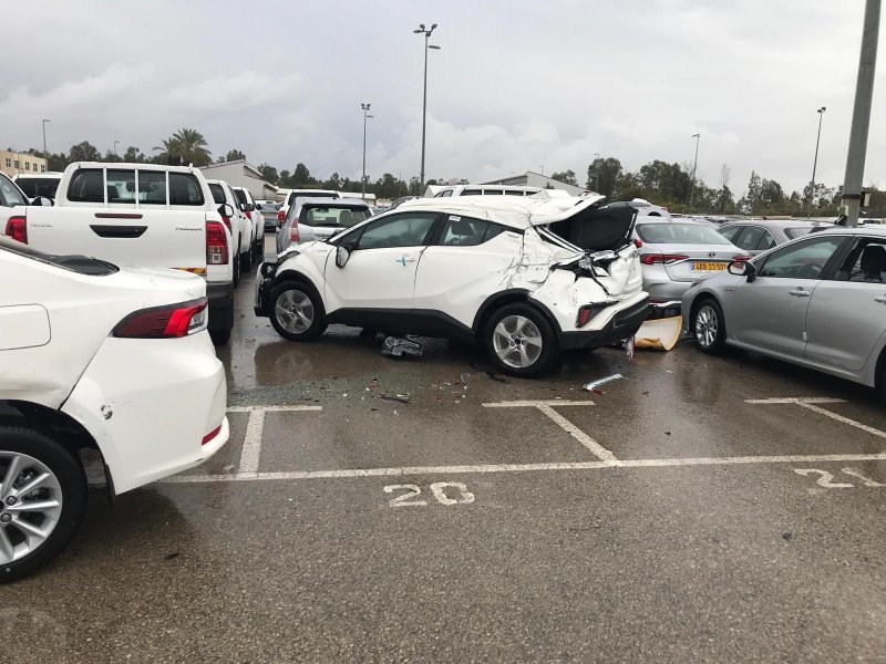Торнадо в Израиле поднял в воздух новые машины на парковке