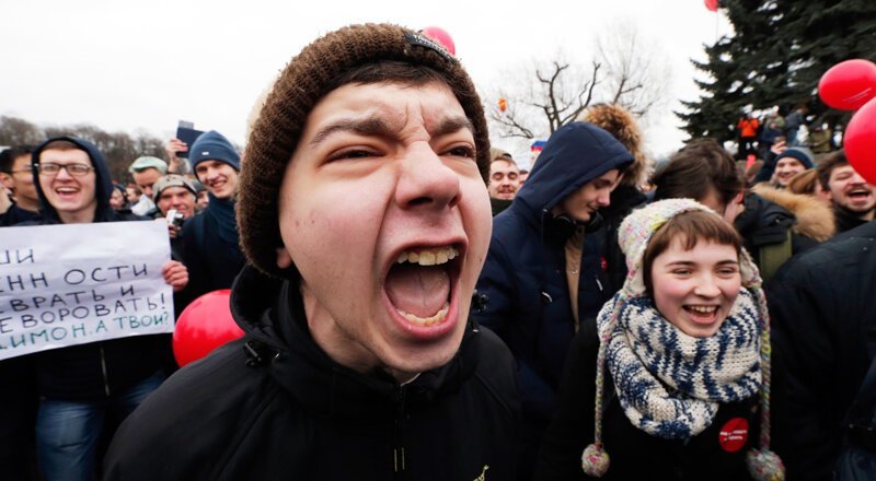 Для Ходорковского и компании типична политика двойных стандартов. Призывая старшеклассников и даже младших школьников к «борьбе», забывают о том, какие тоталитарные порядки царят, например, в британских школах, учебных заведениях.