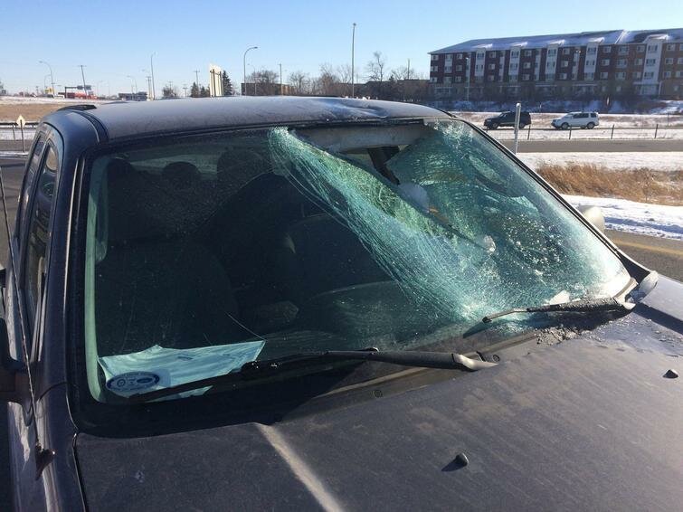 Лёд, по всей видимости слетевший с другого автомобиля, пробил лобовое стекло. Водитель не пострадал