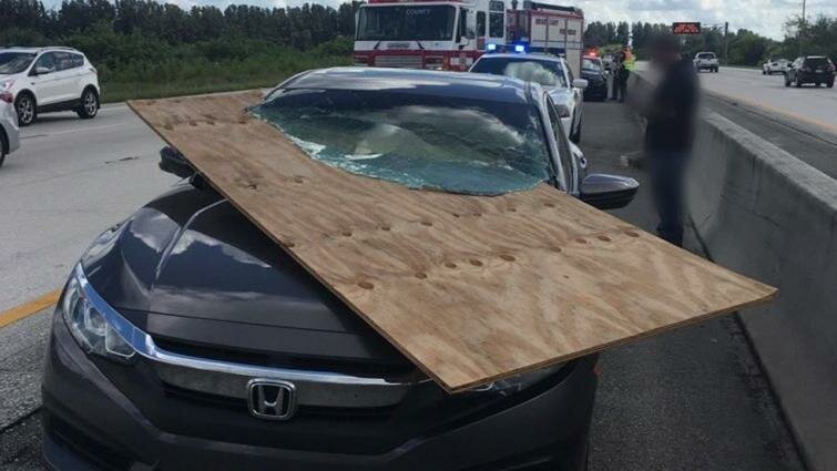 Водителю из Флориды удалось избежать серьёзных травм после того, как большой кусок фанеры пробил лобовое стекло его автомобиля