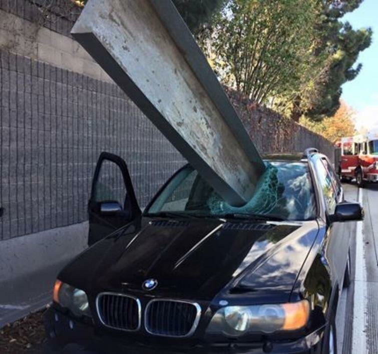 Стальная балка вылетела из грузовика в Калифорнии и пробила лобовое стекло автомобиля. Водитель был в 5 сантиметрах от смерти