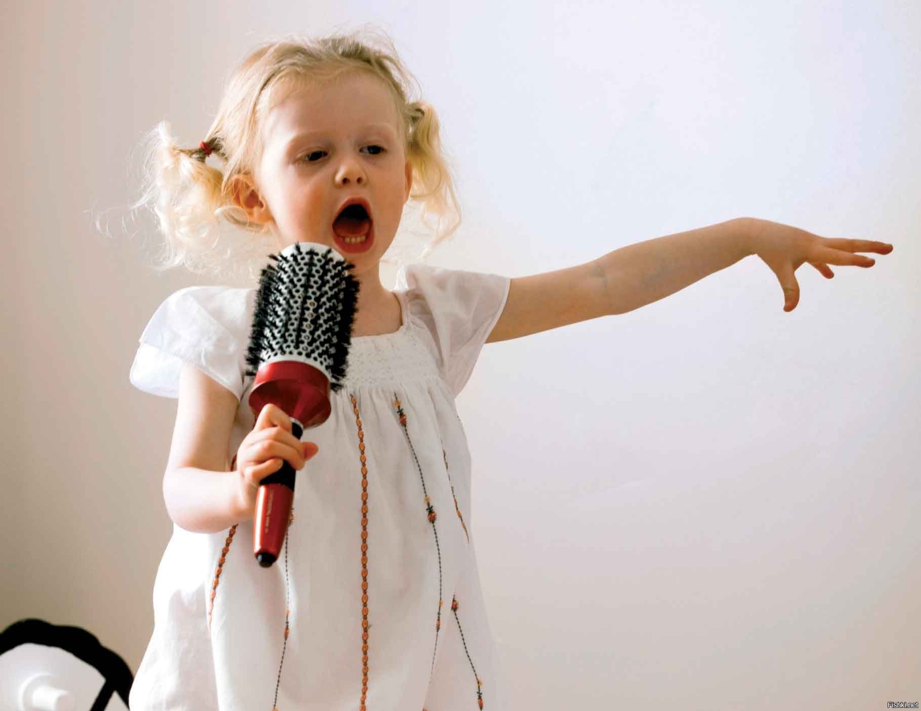 Пение дома. Поет в расческу. Девочка с микрофоном. Дети поют. Ребенок с микрофоном.