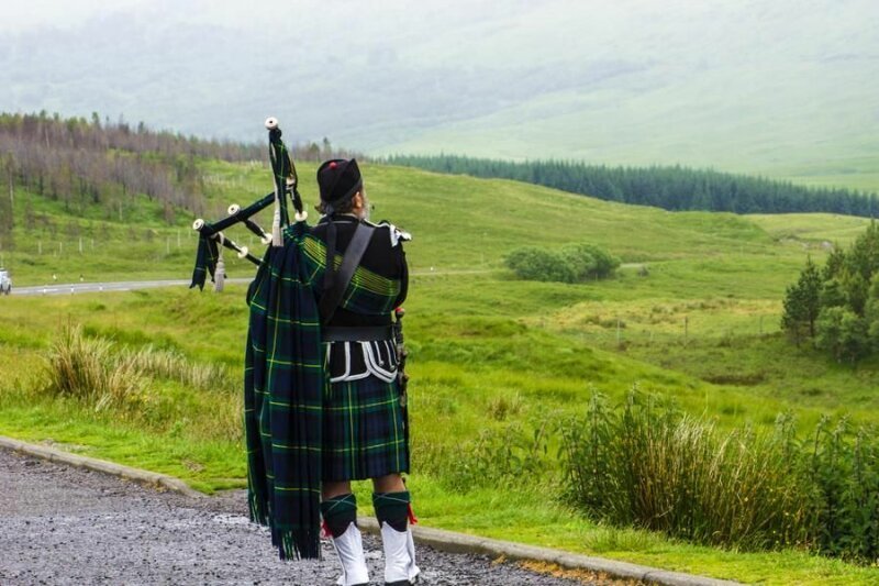 4. По закону, житель Шотландии имеет право быть убитым, но только лишь в том случае, если будет иметь при себе лук и стрелы.