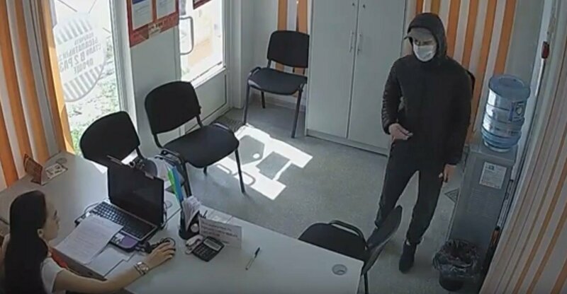 В Новосибирске грабитель попытался обчистить офис микрозаймов, но в сейфе не оказалось денег