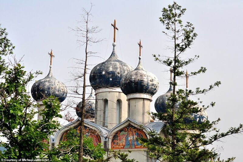 Самое ценное здание парка - копия церкви Рождества Христова в Суздале, Россия, которая датируется началом 13-го века и входит в список Всемирного наследия