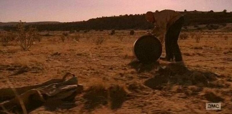 "Во все тяжкие"   В самом начале сериала Уолт снимает свои штаны, когда он и Джесси впервые готовят мет в пустыне. К концу сериала он возвращается в пустыню, а его штаны всё ещё там. Вы можете видеть их в левом нижнем углу