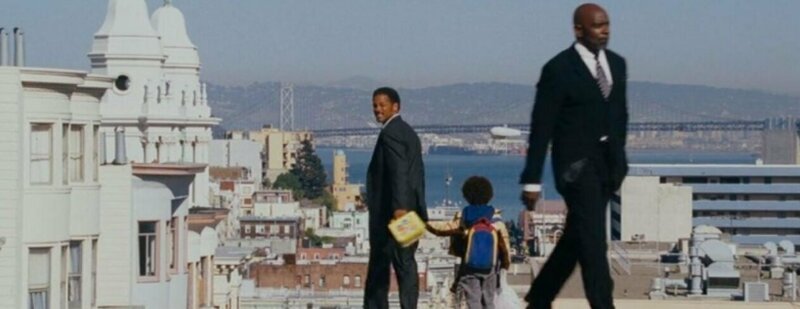 В «Погоне за счастьем (2006)», Уилл Смит который играет Криса Гарднера, в конце фильма проходит рядом с мужчиной который является настоящим Крисом Гарднером, на жизни которого и основан этот фильм