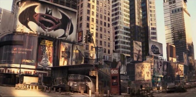 В фильме «Я – легенда» среди афиш пустого Нью-Йорка, заселенного дикими животными, есть логотип фильма «Бэтмен против Супермена», который выйдет лишь спустя 9 лет