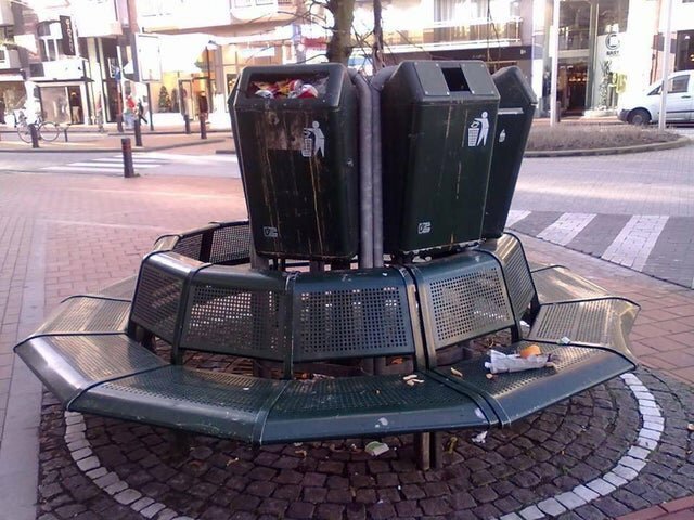 4. В Бельгии хотели сэкономить пространство и сделать скамейки более функциональными