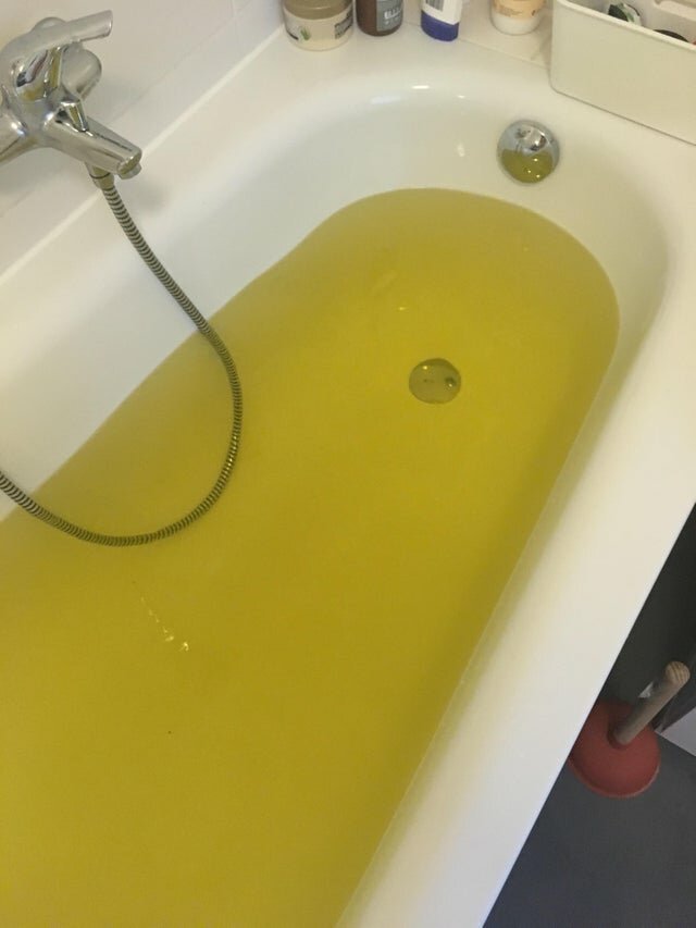 11. Создатели желтой соли для ванны не подумали, на что это будет похоже