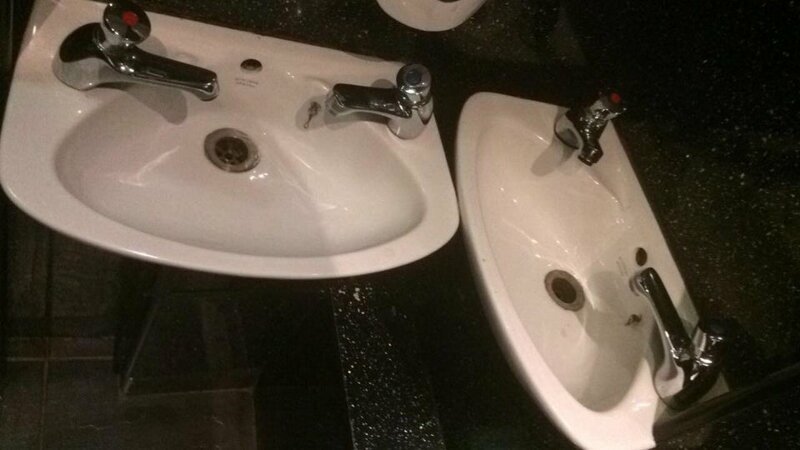17. Раковины в одном баре. Те, кто их ставил, предполагали, что тут будут мыть руки сразу 4 человека?