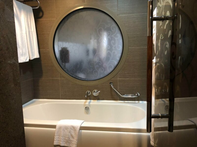 14. Прозрачное окно в ванной в семейном номере