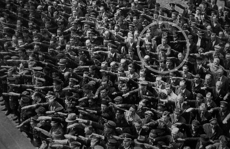 Истории самых известных фото 20 века: Человек в толпе