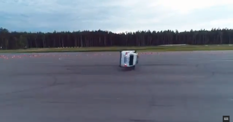 Полицейский разворот на Lada Vesta закончился боковым сальто: видео